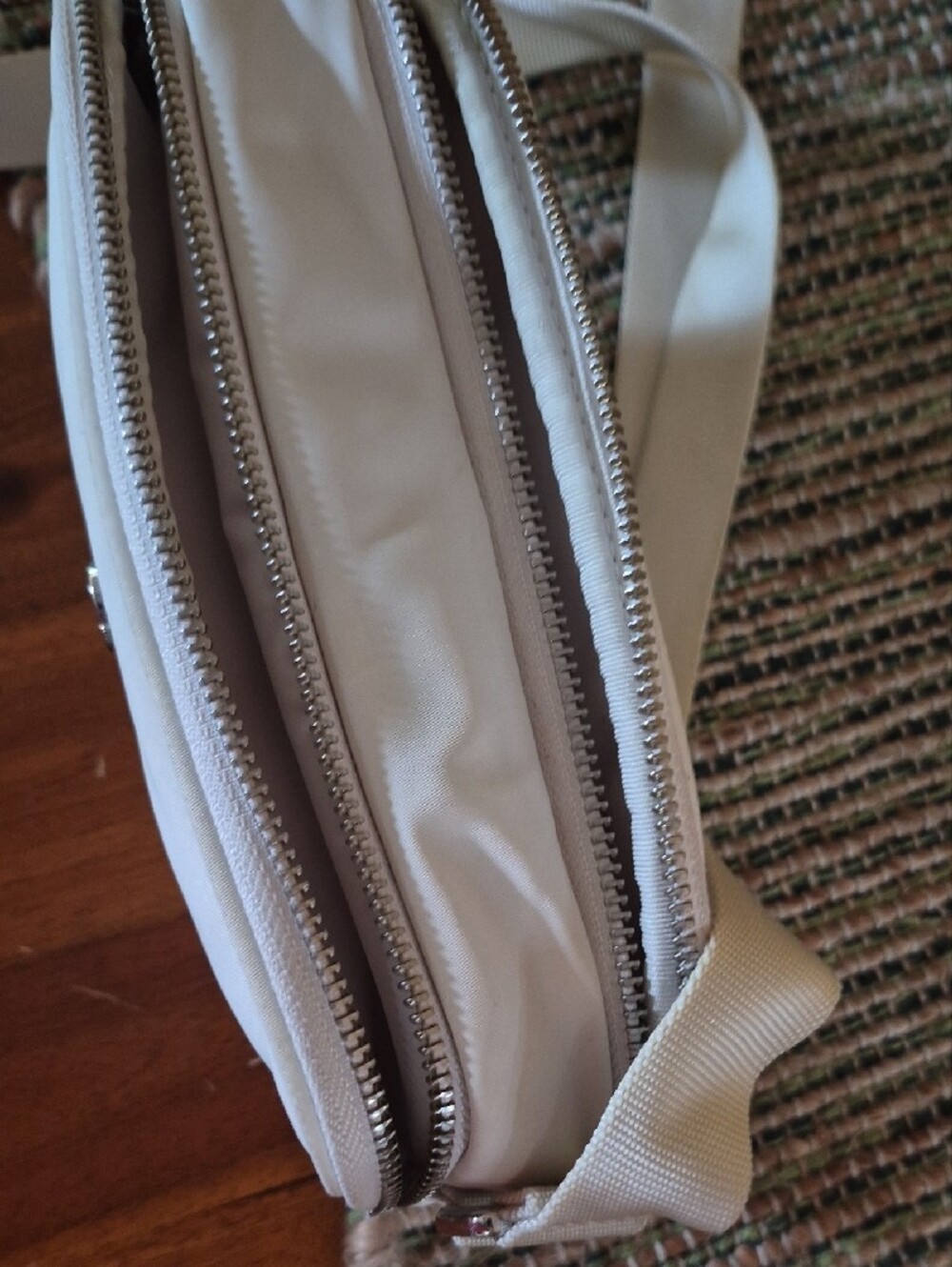 LuLu Lemon Crossbody Bag 2L  Bag Cream Color Nwot - Picture 3 of 6